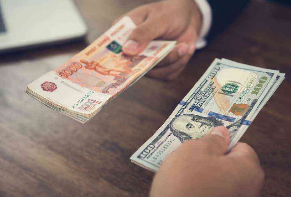 ЦБ продлевает валютные ограничения, финансист Короев советует не покупать валюту